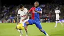 Pemain Tottenham Hotspur, Christian Romero, berebut bola dengan pemain Crystal Palace, Jordan Ayew, pada laga Liga Inggris di Stadion Selhurst Park Sabtu (28/10/2023). (PA/Via AP/(John Walton)
