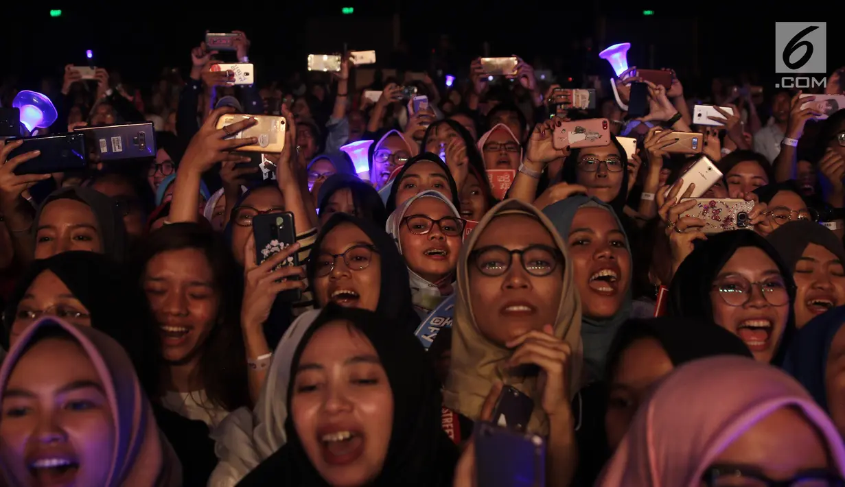 Para fans BTOB saat mengantri untuk menyaksikan konser BTOB  di Jakarta, Jumat (21/09). Boy Band Korea Selatan tersebut menghibur para fans yang berada di Indonesia.(Liputan6.com/ Herman Zakharia)