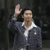 Park Seo-joon menghadiri peragaan busana Chanel untuk koleksi Fall-Winter 2023/24 di Paris Fashion Week, Selasa (7/3/2023). Di dalam, Park Seo-joon mengenakan kemeja putih berkancing sederhana dengan rambut disisir ke belakang sebagai ciri khasnya. (Scott Garfitt/Invision/AP)