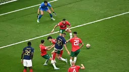 Gol bermula dari aksi individu Kylian Mbappe yang berhasil melewati empat pemain Maroko. Penyerang PSG itu kemudian mencoba untuk melakukan tembakan namun bola membentur salah satu kaki pemain Maroko. (AFP/Anne-Christine Poujoulat)