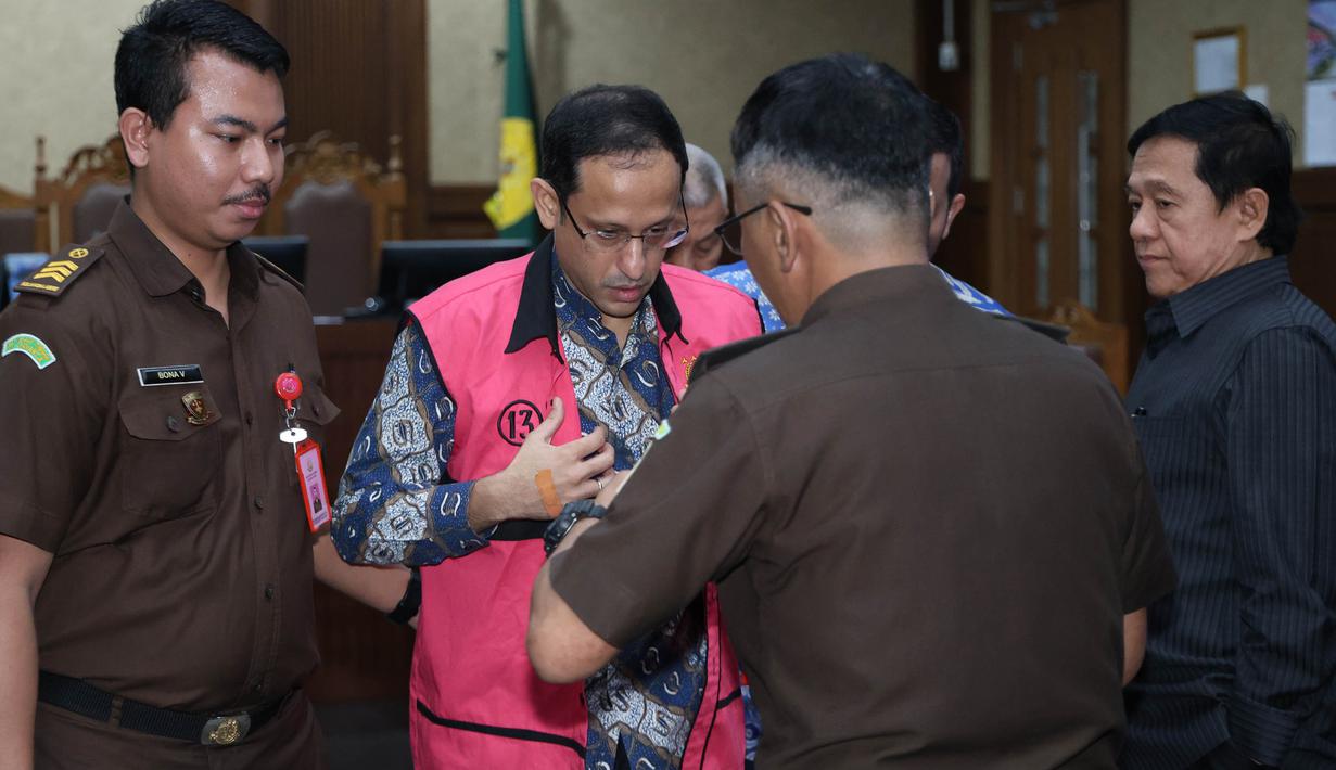 Nadiem Makarim menyebut tim ini sudah disetujui oleh Presiden ke-7 RI, Joko Widodo. Tampak dalam foto, mantan Menteri Pendidikan, Kebudayaan, Riset, dan Teknologi (Mendikbudristek), Nadiem Makarim (kedua kiri), usai mengikuti sidang lanjutan di Pengadilan Tindak Pidana Korupsi (Tipikor) Jakarta, Senin (11/5/2026). (merdeka.com/Arie Basuki)