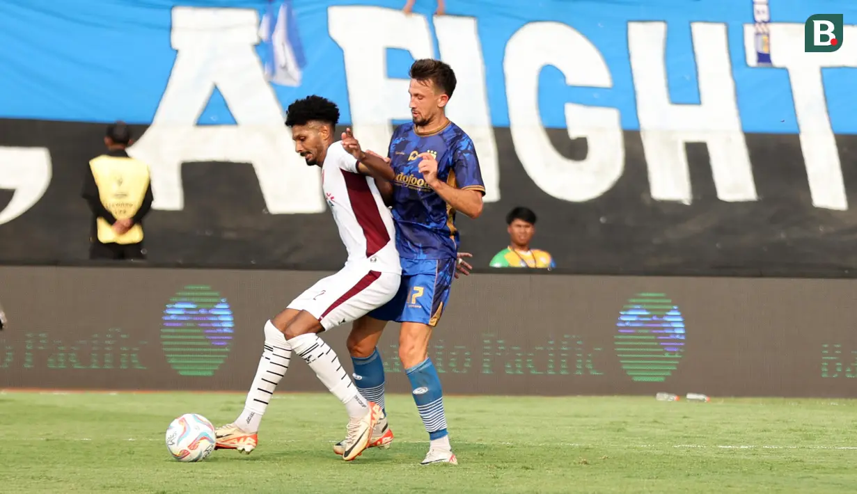 <p>Pemain PSM Makassar, Aloisio Soares Neto berebut bola dengan pemain Persib Bandung, Mateo Kocijan pada laga pembuka&nbsp;Piala Presiden 2024 di Stadion Si Jalak Harupat, Bandung, Jumat (19/07/2024). (Bola.com/Abdul Aziz)</p>