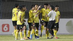 Para pemain Barito Putera memprotes keputusan wasit Mochammad Adung yang memberi tendangan penalti untuk Arema FC dalam laga matchday ke-2 Grup A Piala Menpora 2021 di Stadion Manahan, Solo, Kamis (25/3/2021). Barito Putera menang 2-1 atas Arema FC. (Bola.com/Arief Bagus)