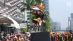 Salah satu pemuda peduli Nias melakukan atraksi lompat batu di kawasan Jalan Jenderal Sudirman, Jakarta, Minggu (4/3). Pemuda Peduli Nias melakukan beragam atraksi budaya untuk mempromosikan pariwisata di pulau tersebut. (Liputan6.com/Helmi Fithriansyah)