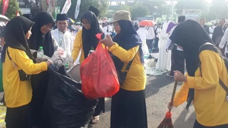 Pasukan Kuning Gesit Sapu Bersih Sampah Resepsi 1 Abad NU
