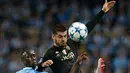 Penyerang Juventus, Alvaro Morata (kanan) berebut bola dengan bek City, Bacary Sagna pada laga grup D Liga Champions di Etihad Stadium, Rabu (16/9/2015). Juventus menang atas Manchester City dengan skor 2-1. (Reuters/Carl Recine)