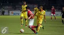 Penyerang Persija, Bambang Pamungkas (tengah) berusaha melewati Supardi dilanjutan Torabika Soccer Championship presented by IM3 Ooredoo di Stadion GBK Jakarta, Jumat (24/6). Lagadihentikan, Sriwijaya FC unggul 1-0. (Liputan6.com/Helmi Fithriansyah)