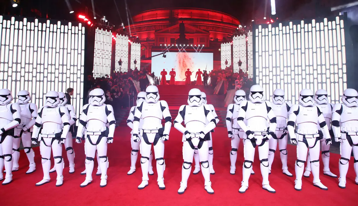 Pasukan Stormtroopers berpose di atas karpet merah selama Premiere Star Wars Eropa: Jedi Terakhir di Royal Albert Hall di London, Inggris (12/12). (AFP Photo/Daniel Leal-Olivas)