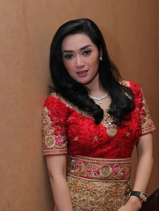 Wajah dan postur tubuh yang mirip penyanyi Syahrini, membuat pemilik nama asli Fitriani Andriani ini disebut Syahrini KW. Kini nama panggungnya Tiara Dewi yang sebelumnya memakai Hiara Cleopatra. (Andy Masela/Bintang.com)