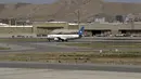 Sebuah pesawat Ariana Afghan Airlines mendarat di Bandara Internasional Hamid Karzai di Kabul, Afghanistan, Minggu (5/9/2021). Sudah ada dua penerbangan domestik yang berhasil lepas landas dari bandara Kabul. Yaitu ke arah Mazar-i-Sharif dan Kandahar. (AP/Wali Sabawoon)