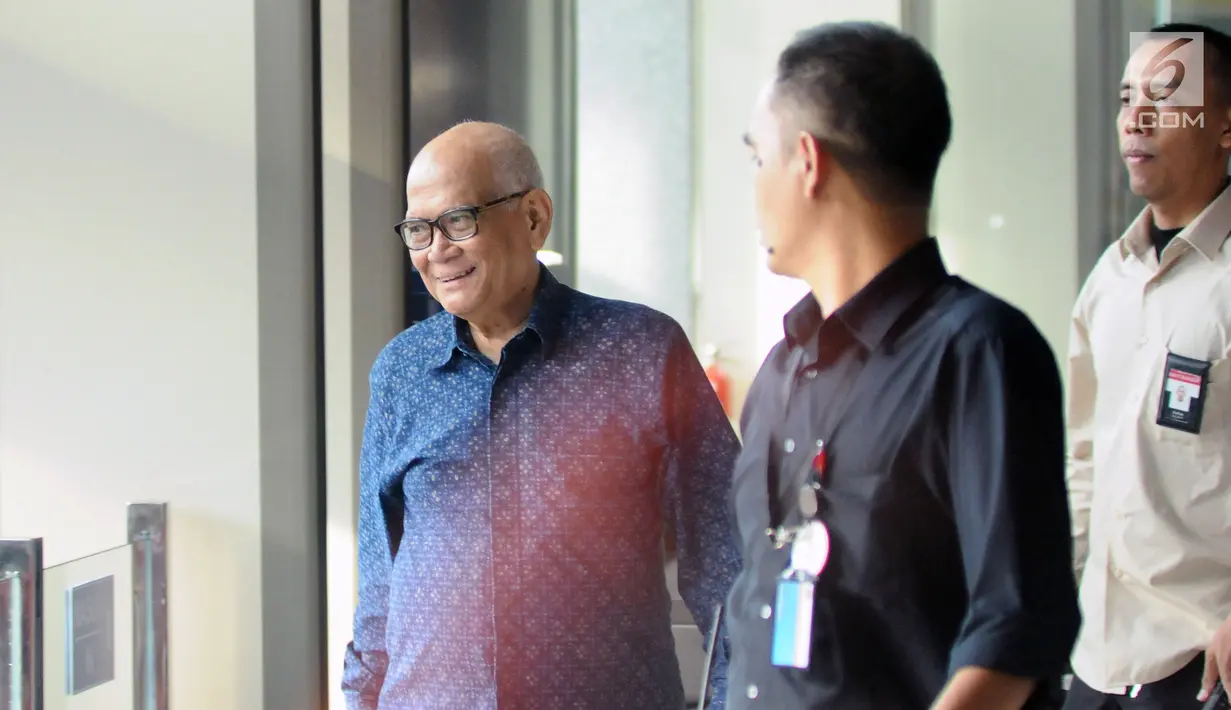 Mantan Menko Perekonomian Dorodjatun Kuntjoro Jakti (kiri) bersiap keluar gedung KPK usai diperiksa, Jakarta, Selasa (2/1). Dorodjatun diperiksa sebagai saksi dugaan korupsi penerbitan SKL BLBI kepada BDNI. (Liputan6.com/Helmi Fithriansyah)