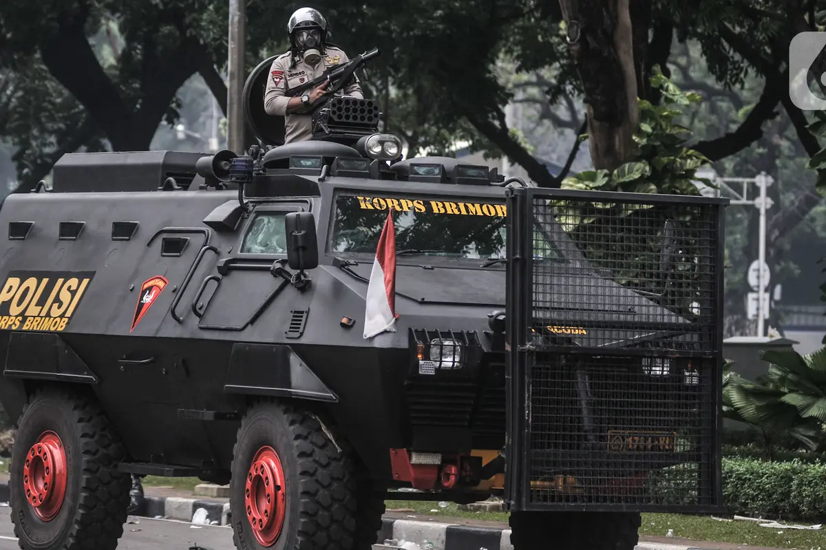Polisi Bertameng dan Kendaraan Taktis Amankan Bentrokan Massa