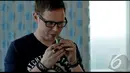 Ekspresi Matt Hart saat mencium terlebih dahulu aroma dari kue dadar gulung yang diberikan kepadanya. Foto diambil pada Rabu (17/8/2014) (Liputan6.com/Johan Tallo)