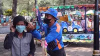 Polres Pemalang bagi masker gratis ke wisatawan dan petugas di objek wisata untuk mengantisipasi Covid-19 pada libur nataru. (Foto: Liputan6.com/Polres Pemalang)