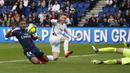 Pemain PSG, Christopher Nkunku (kiri) berebut bola dengan pemain FC Metz pada lanjutan Ligue 1 Prancis di Parc des Princes Stadium, Paris (10/3/2018). PSG menang telak 5-0.  (AP/Thibault Camus)