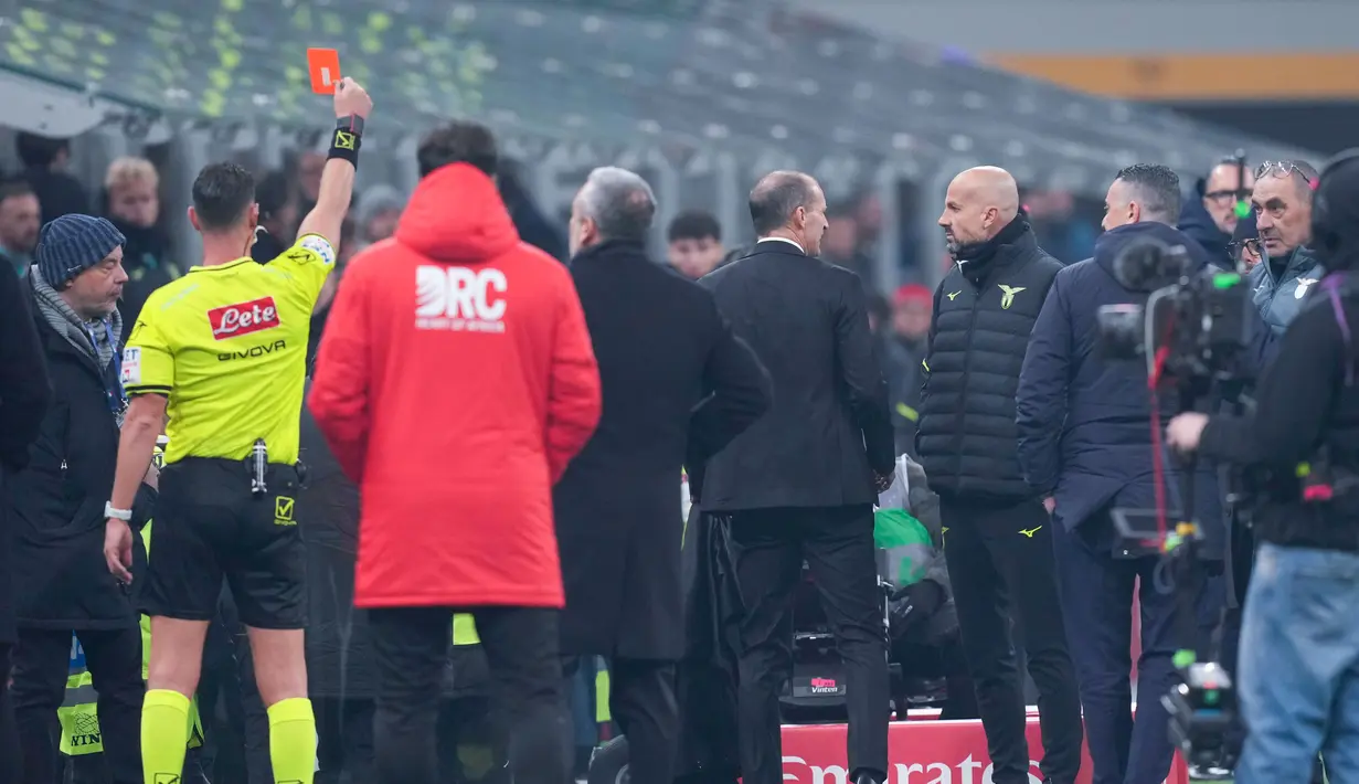 Pelatih AC Milan, Massimiliano Allegri, mendapat kartu merah saat melawan Lazio pada pekan ke-13 Serie A 2025/2026 di Stadion San Siro, Minggu, (30/11/2025). (AP Photo/Antonio Calanni)