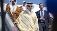 Foto yang diberikan oleh Pengadilan Kepresidenan UEA ini menunjukkan Wakil Presiden dan Wakil Perdana Menteri UEA, Sheikh Mansour bin Zayed al-Nahyan, tiba di Bandara Internasional Sharm el-Sheikh pada 13 Oktober 2025, menjelang KTT Perdamaian Sharm El-Sheikh. (Eissa AL-HAMMADI/AFP)