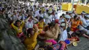 Umat Hindu yang mengenakan pakaian tradisional berdoa pada perayaan Hari Raya Kuningan di Pura Sakenan, Pulau Serangan, Denpasar, Bali, Sabtu (20/11/2021). Kuningan merupakan hari terakhir perayaan Galungan yang diyakini sebagai hari naiknya roh suci leluhur kembali ke surga. (Sonny TUMBELAKA/AFP)