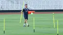 Pelatih Timnas Indonesia, John Herdman, tampak sibuk menyiapkan perlengkapan sebelum latihan perdana di Stadion Madya, GBK, Jakarta, Selasa (24/3/2026). (Bola.com/M. Iqbal Ichsan)