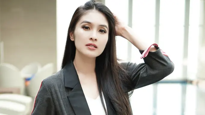 [Bintang] Baru 3 Bulan Pasca Melahirkan, Gaya Sandra Dewi Ini Buat Netizen Shock
