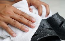 9 Cara Mengeringkan Sandal Lebih Cepat tanpa Dijemur Seharian, Bebas Bau