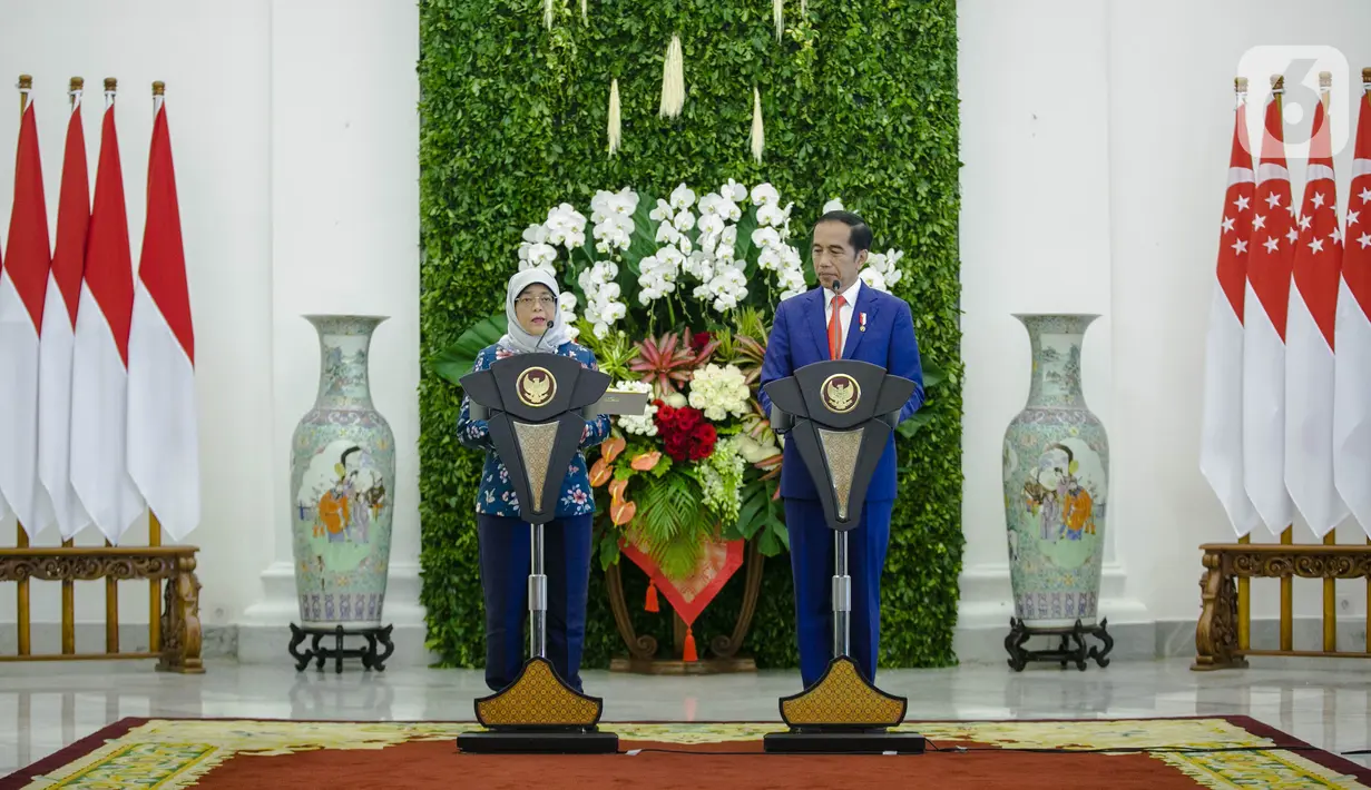 Presiden Joko Widodo (kanan) dan Presiden Singapura, Halimah Yacob melakukan konferensi pers bersama saat kunjungan kenegaraan di Istana Bogor, Jawa Barat, Selasa (4/2/2020). Dalam pertemuan tersebut kedua negara membahas kerjasama terutama dalam sektor bisnis. (Liputan6.com/Faizal Fanani)