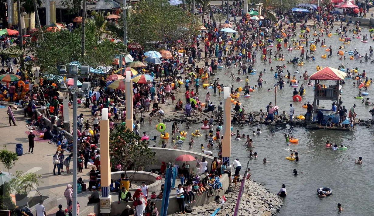 Ribuan pengunjung menikmati liburan di pantai Ancol, Jakarta, Sabtu (18/7/2015). Wisata pantai Ancol masih menjadi pilihan favorit warga Jakarta untuk mengisi libur lebaran kedua ini bersama keluarga. (Liputan6.com/JohanTallo)