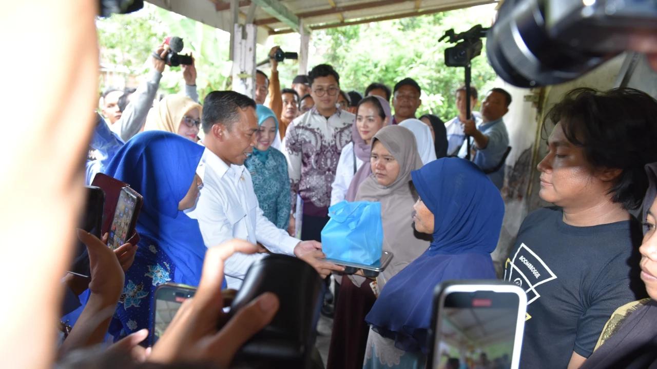 Sehari Penuh di Lamongan, Menteri Wihaji Telusuri Keluarga Berisiko Stunting