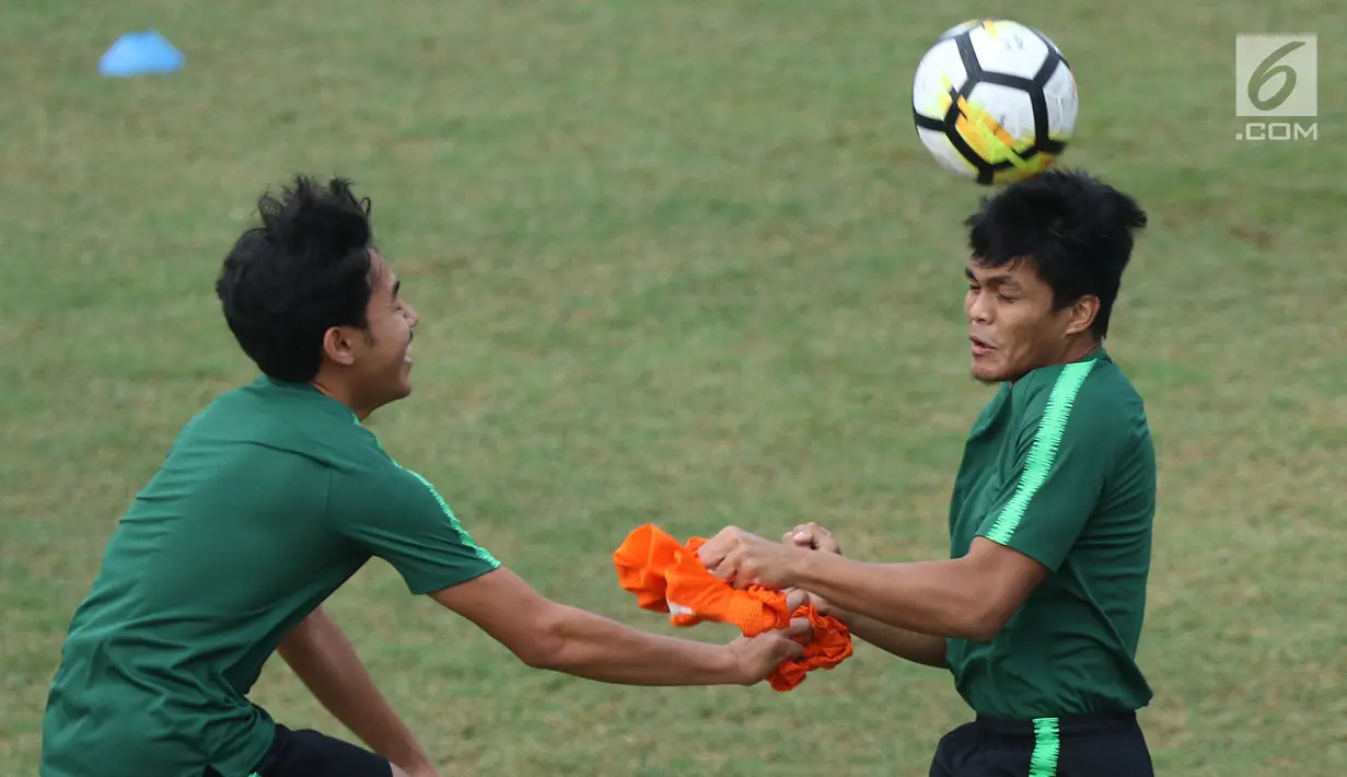 Pemain Timnas Indonesia U-19, Rachmat Irianto (kanan) berebut bola dengan rekannya saat latihan di Lapangan A Kompleks GBK Jakarta, Selasa (23/10). Latihan ini persiapan lawan UEA di penyisihan Grup A Piala AFC U-19 2018. (Liputan6.com/Helmi Fithriansyah)