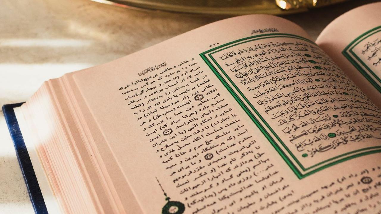 Dengan memperhatikan tips-tips sederhana ini, kita dapat memastikan bahwa kurma yang kita konsumsi tidak hanya aman dan berkualitas, tetapi juga tidak mendukung praktik-praktik yang melanggar hak asasi manusia.