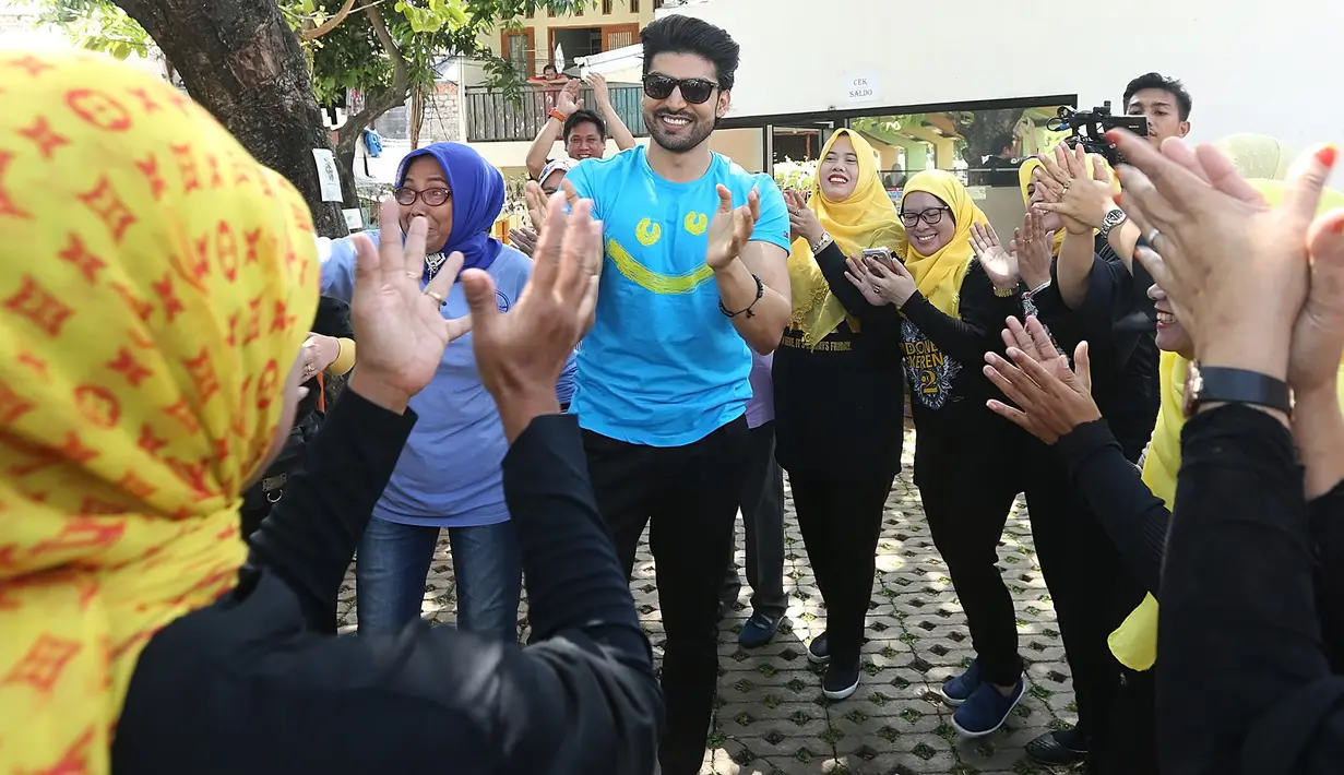 Bukan hanya mengajaknya menari dan berfoto saja, namun beberapa penggemar Gurmeet yang merupakan ibu-ibu itu juga ada yang berkaca-kaca dan langsung memeluk aktor tampan itu. (Bambang E.Ros/Bintang.com)