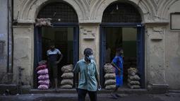 Pedagang bahan makanan impor menunggu untuk memperdagangkannya di pasar grosir di Kolombo, Sri Lanka, Minggu (26/6/2022). PM Ranil Wickremesinghe mengatakan kepada Parlemen bahwa Sri Lanka juga menghadapi situasi yang jauh lebih serius, serta memperingatkan "kemungkinan jatuh ke titik terendah." (AP Photo/Eranga Jayawardena)