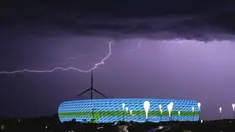 Petir menyambar di atas Stadion Allianz Arena, Munich, Jerman ketika berlangsung pertandingan Grup F Euro 2020 antara Jerman melawan Hungaria pada Rabu (23/06/2021). (AP/Florian Schroetter)