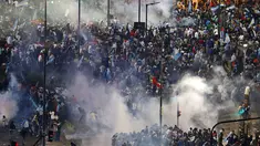 Usai menyaksikan kekalahan Argentina di laga puncak Piala Dunia 2014, ribuan suporter tim tango mengamuk di Buenos Aires, (14/7/2014). (REUTERS/Ivan Alvarado)