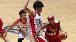 Pebasket putra Indonesia, Mario Wuysang (kanan), berusaha melewati hadangan pemain Singapura dalam semi final basket SEA Games 2015. (Bola.com/Arief Bagus)