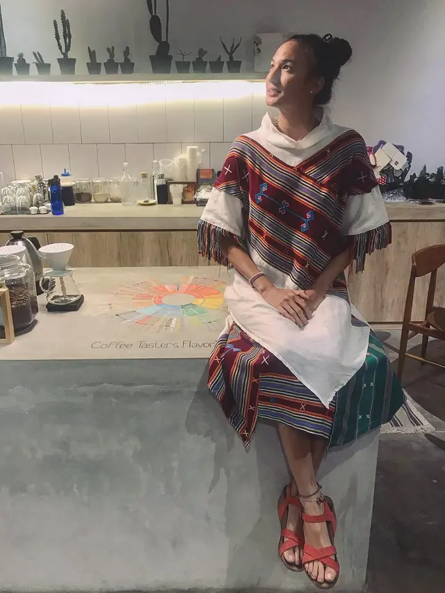 [Bintang] Dari Sendal Sampai Outer, Kecenya Gaya Etnik Nadine Chandrawinata