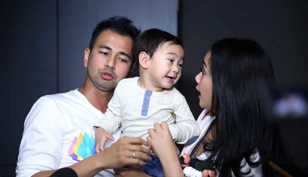 Raffi Ahmad dan Nagita Slavina alias Gigi terlihat kompak dan romantis saat hadir dalam acara Badan Ekonomi Kreatif (Bekrap) di kawasan SCBD Sudirman, Jakarta Selatan, Selasa (25/4). (Nurwahyunan/Bintang.com)