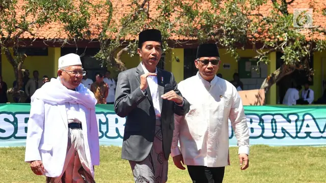 Presiden Jokowi (tengah) bersama Rais Am PBNU KH Ma'ruf Amin (kiri) saat meresmikan Bank Wakaf Mikro di Serang, Banten, Rabu (14/3). Proses pendampingan dan pembiayaan Bank Wakaf Mikro dilakukan dalam bentuk kelompok. (Liputan6.com/Pool/Biro Setpres)