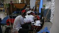 Kegiatan donor darah PT Krakatau Sarana Properti (KSP) yang dilaksanakan di lobi Utama Wisma Krakatau KSP, bekerja sama dengan Palang Merah Indonesia (PMI) Kota Cilegon, Banten, Senin (5/9/2022). (Ist)