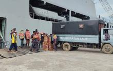 FOTO: KRI Makassar Dikerahkan untuk Bantuan Bencana di Aceh