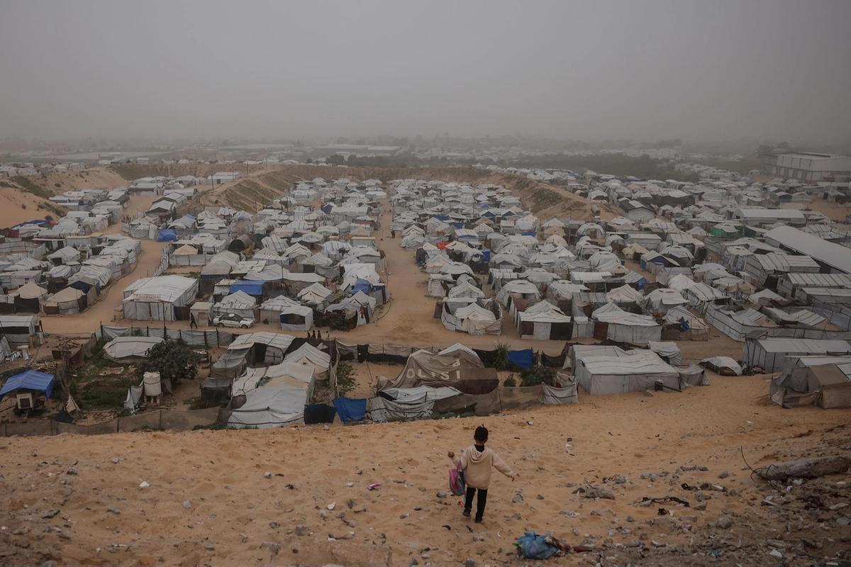 FOTO: Kabut Debu Selimuti Kamp Pengungsi Gaza di Tengah Ketidakpastian Gencatan Senjata