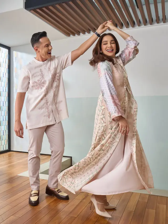 Model Baju Lebaran Keluarga Ussy Pratama dan Andhika Pratama