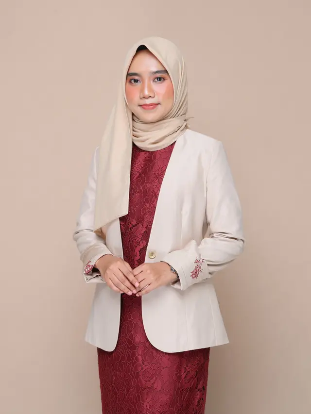 Gamis Brokat Maroon dengan Aksen Blazer Muslimah Simple 2025