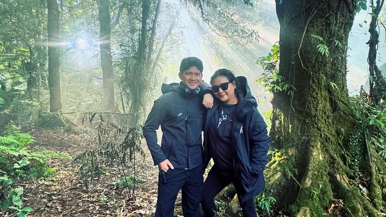 7 Potret Kemesraan Iko Uwais dan Audy Item, Rumah Tangga Harmonis Jauh dari Gosip Miring