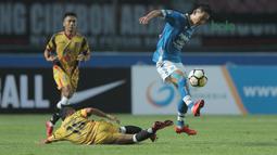 Pemain Persib Bandung, Oh In-kyun menghindari terjangan pemain Mitra Kukar, Hendra Bayauw pada laga Liga 1 Indonesia di GBLA, (8/4/2018). Persib Bandung menang 2-0. (Bola.com/Nick Hanoatubun)