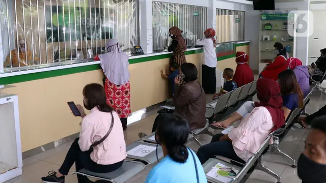 FOTO: Tahun Ajaran Baru, Pegadaian Ramai Diserbu Warga