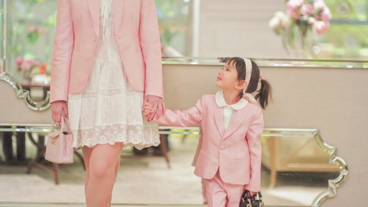 7 Potret Shandy Aulia Photoshoot Bareng Anak, Kompak Pakai Baju Pink dan Berpose Centil