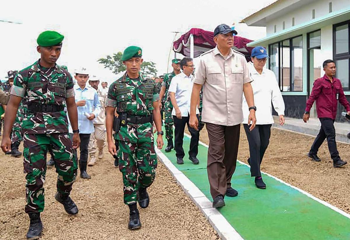 FOTO: Menhan Sjafrie Tinjau Yonif TP 843, Perkuat Sinergi Pertahanan, Kesehatan, dan Ketahanan Pangan