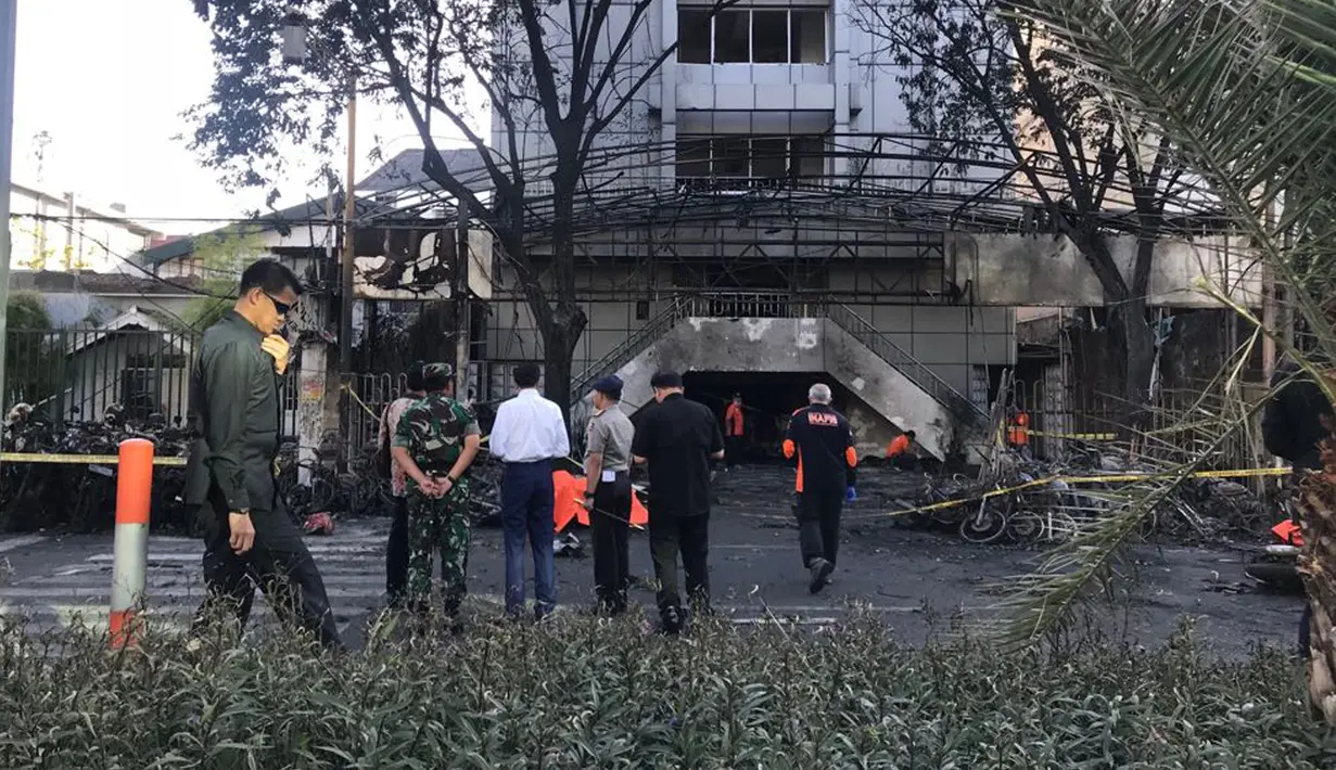 Presiden Jokowi meninjau Gereja Pantekosta Pusat Surabaya (GPPS) yang menjadi lokasi ledakan bom di Jalan Arjuna, Surabaya, Minggu (13/5). Jokowi didampingi Kapolri Jenderal Tito Karnavian dan Panglima TNI Mareskal Hadi Tjahjanto. (Liputan6.com/Istimewa)