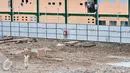 Warga melihat proyek revitalisasi Pasar Rumput, Manggarai, Jakarta, Rabu (4/1). Rencananya, Pasar Rumput akan dibangun menjadi gedung rusunanwa dengan 24-26 lantai dan 3-4 lantai pertama akan tetap difungsikan sebagai pasar. (Liputan6.com/Yoppy Renato)